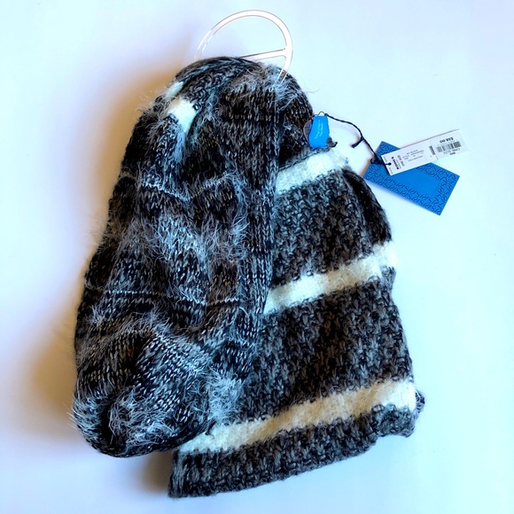 Vera Wang Accessories - NEW VERA WANG Infinity Scarf Black Gray Women’s